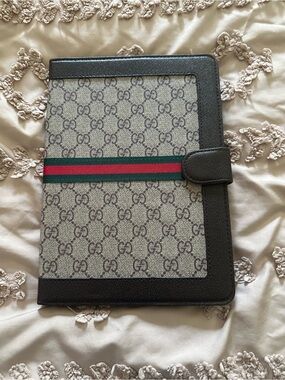 Gucci Beige GG Supreme Phone/Tablet Folio with Green-Red Web Stripe a16